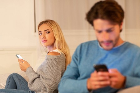 homme infidele sur son téléphone