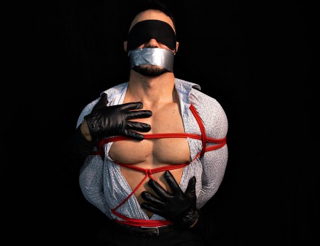 soumis attaché avec des cordes